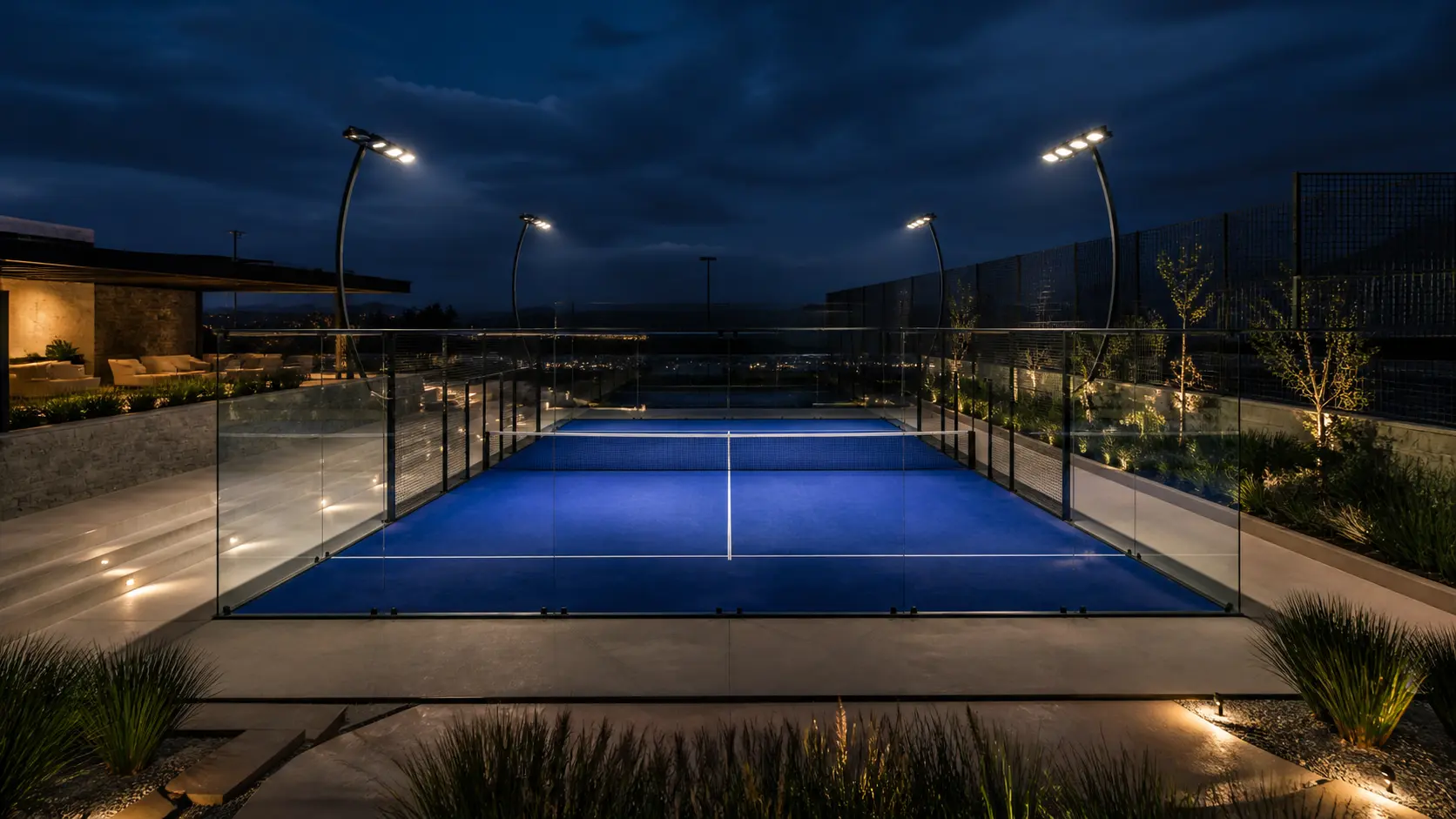 Cancha de padel azul iluminada de noche